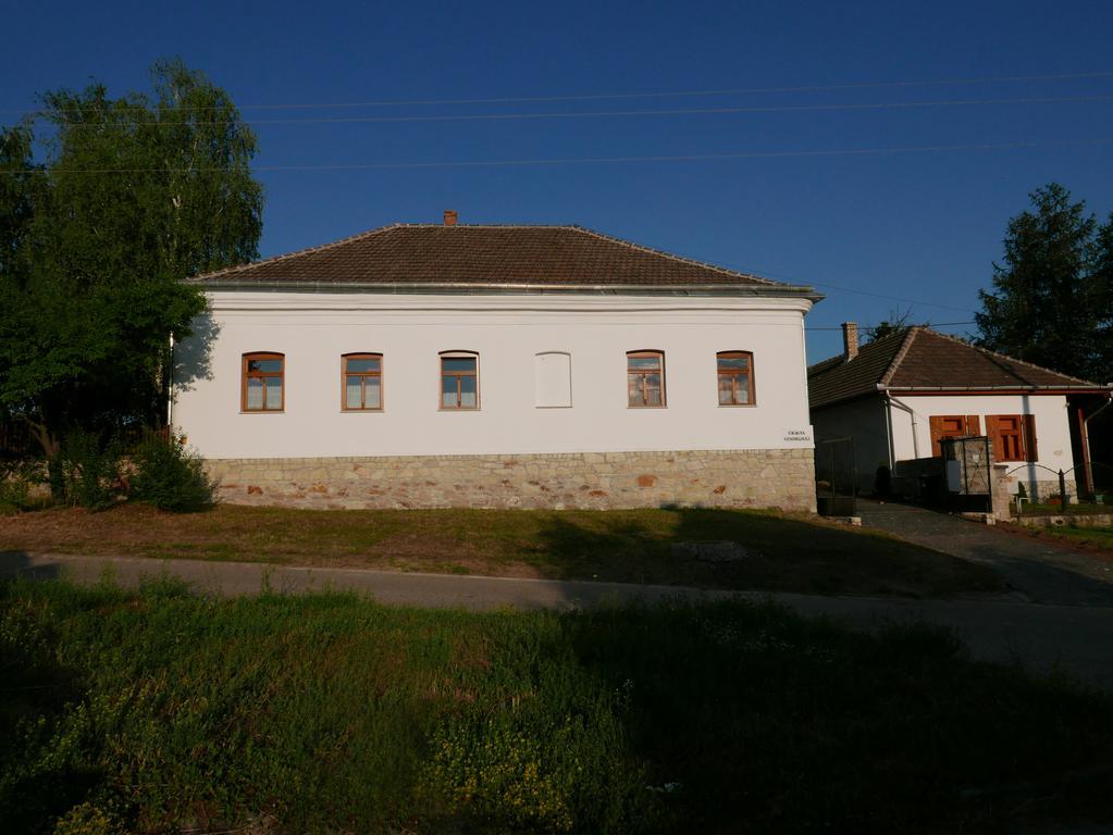 Uragya Vendeghaz Hotel Mad Exterior photo