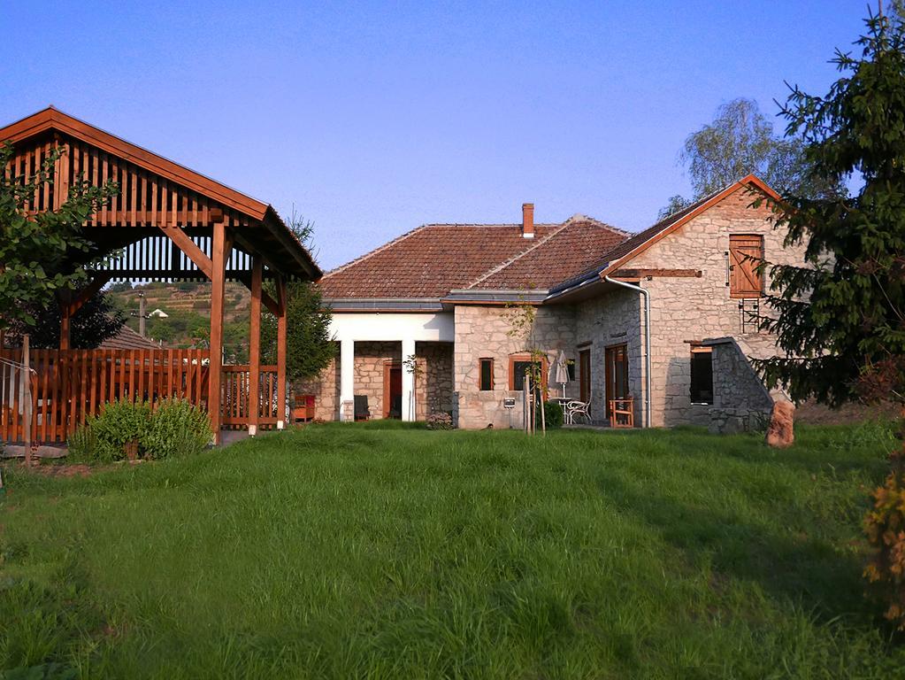Uragya Vendeghaz Hotel Mad Exterior photo